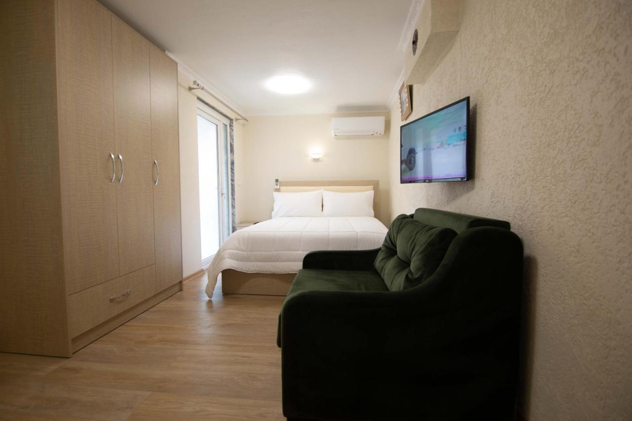 Vila Lika Hotel Korce Exterior photo