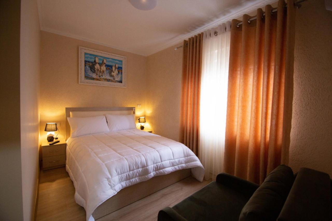 Vila Lika Hotel Korce Exterior photo